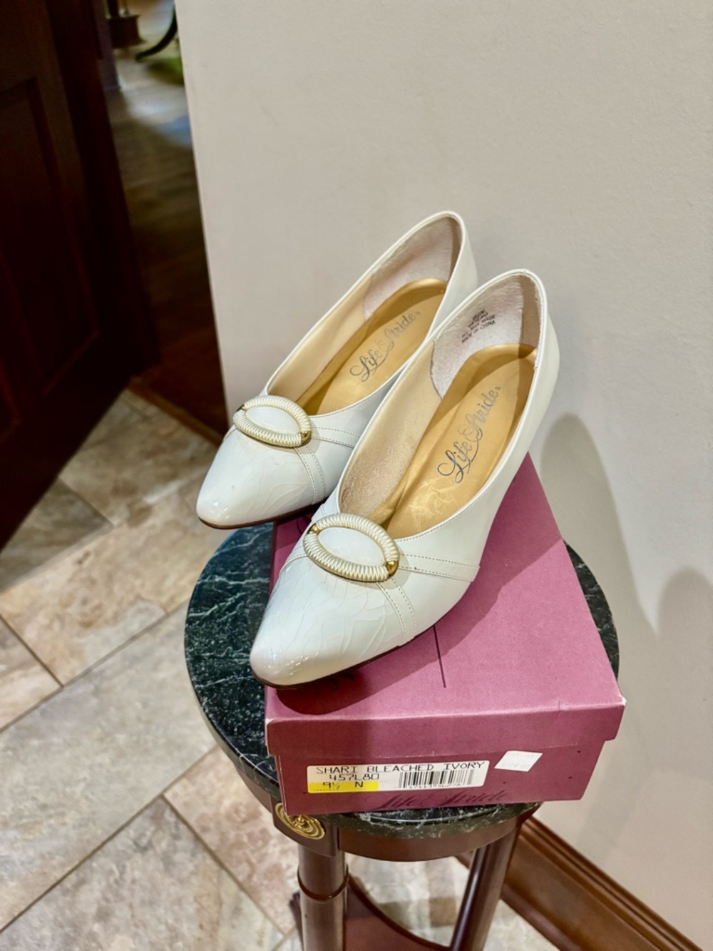 Life Stride Ivory Pointed-Toe Pumps 9 1/2 N with Decorative Gold Ring